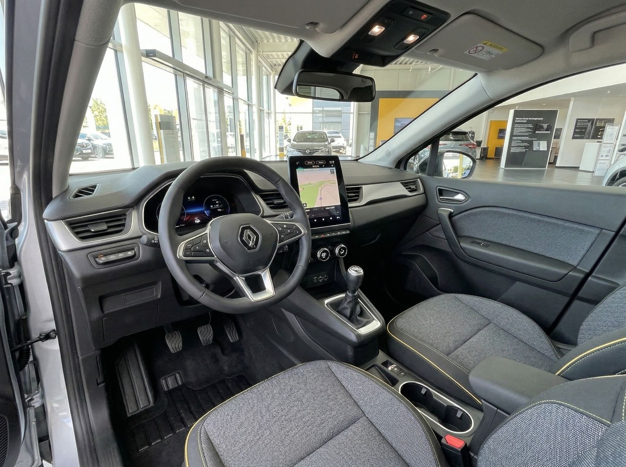 Renault Captur Innenraum - Cockpit mit Touchscreen, Lenkrad und Schaltgetriebe