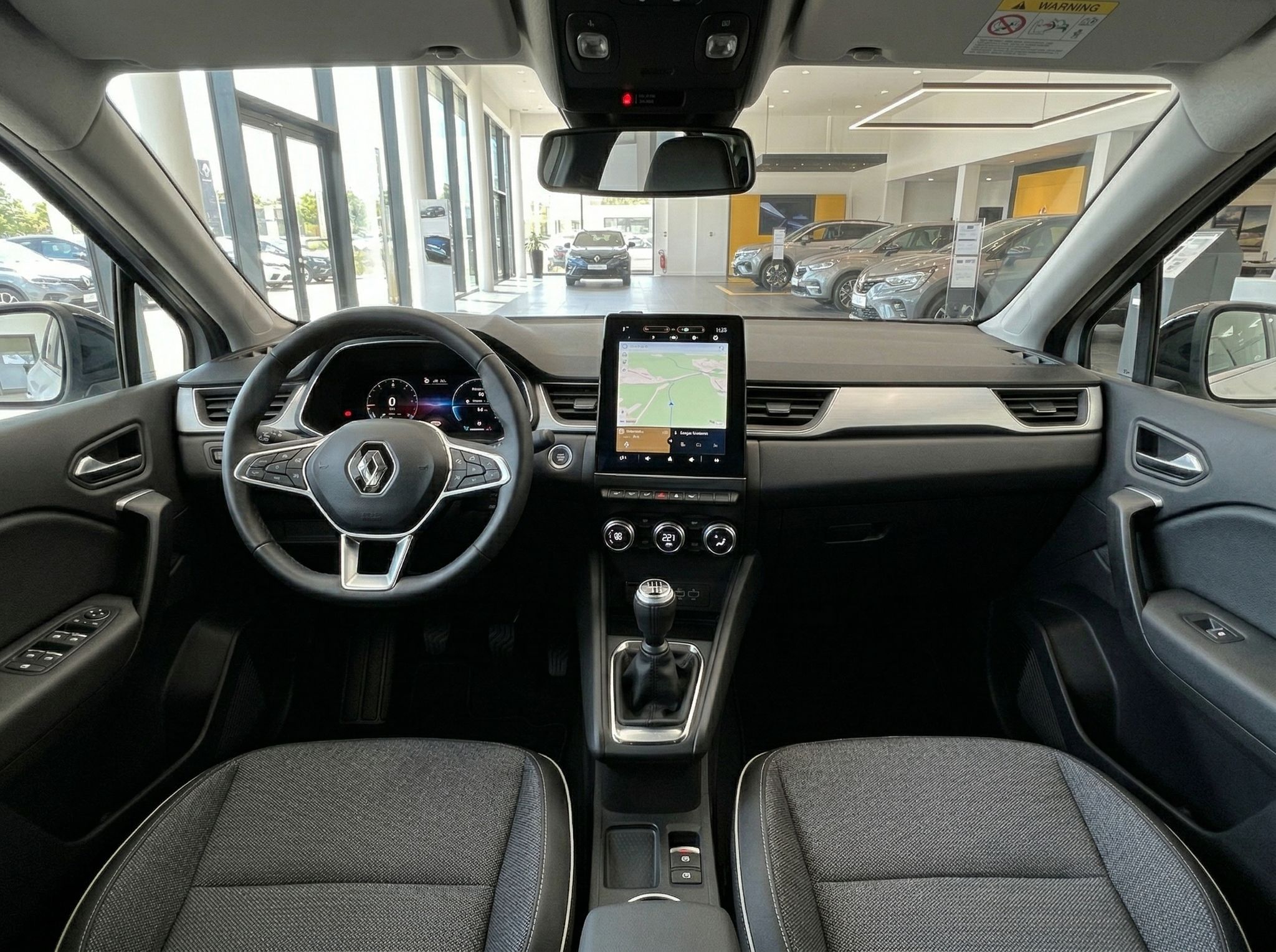 Renault Fahrzeug Innenraum mit Lenkrad, Touchscreen-Display und modernem Armaturenbrett