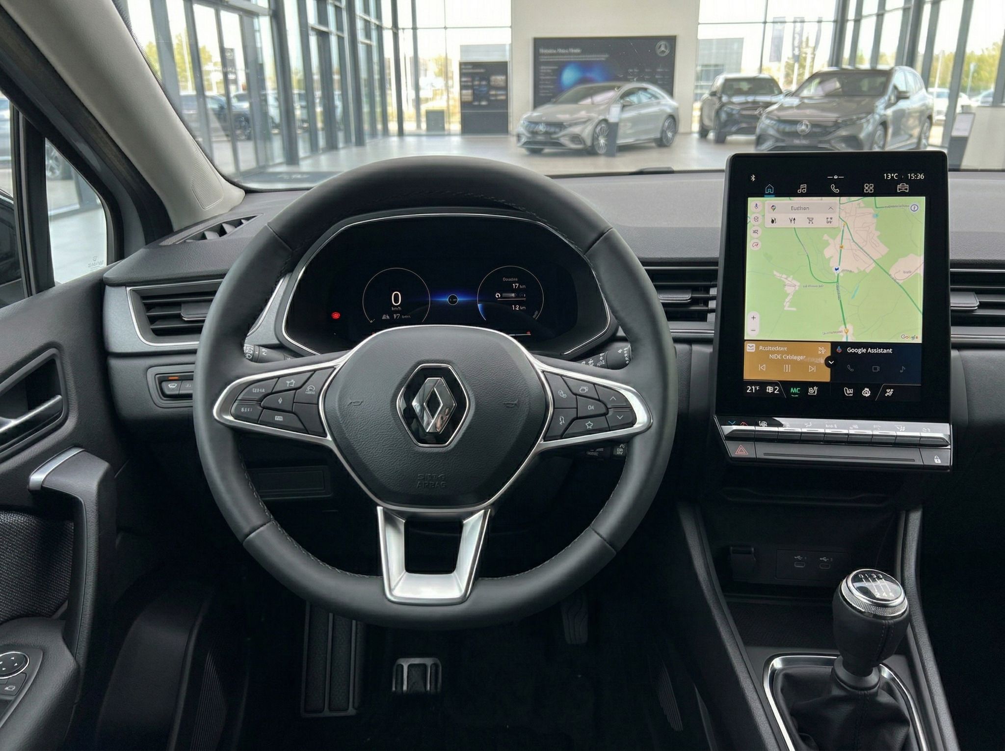 Renault Cockpit-Ansicht mit Lenkrad, digitalem Tacho und großem Touchscreen-Navigationssystem