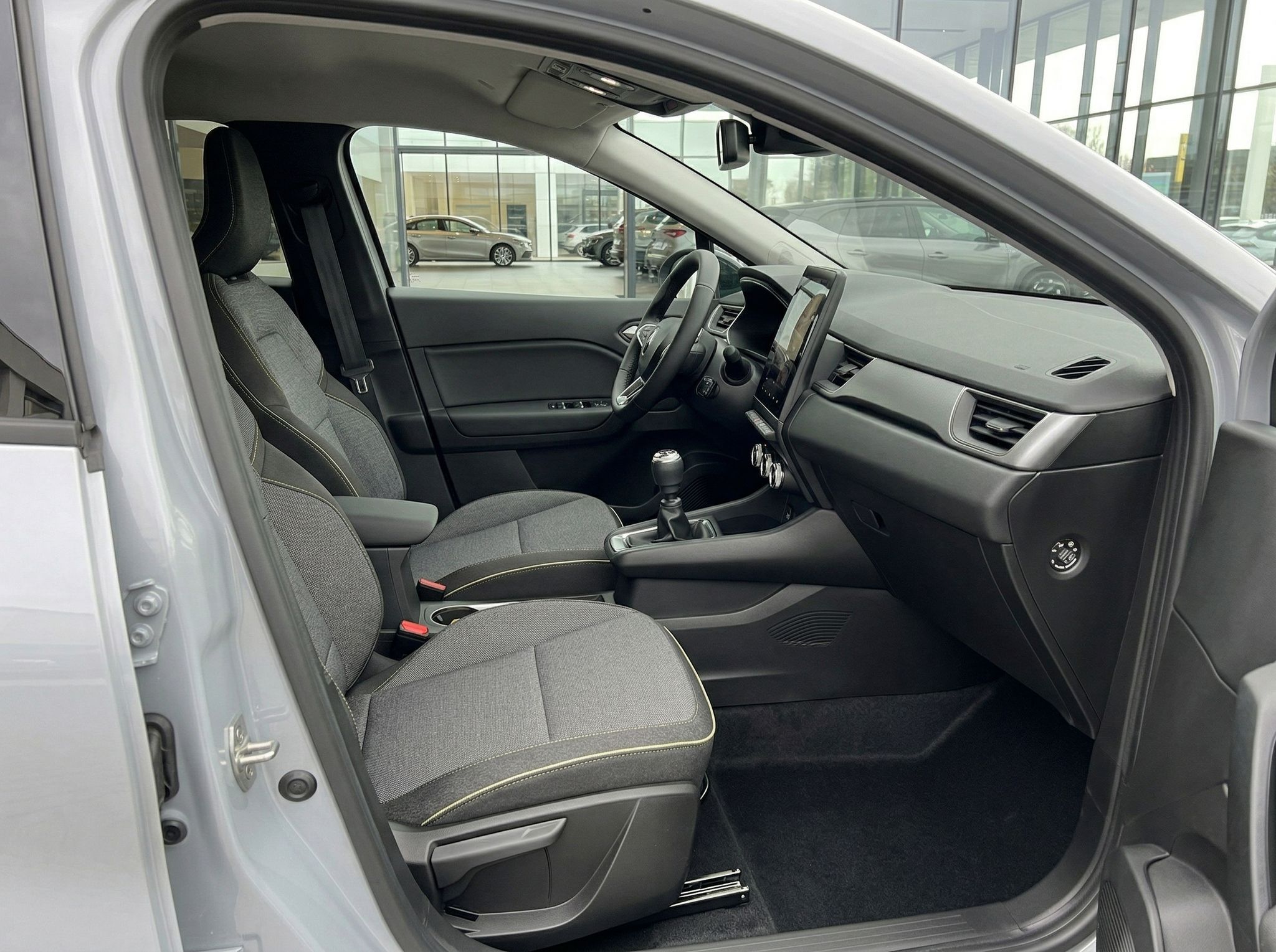 Renault Beifahrersitz und Armaturenbrett-Ansicht mit grauen Stoffsitzen und Schaltgetriebe