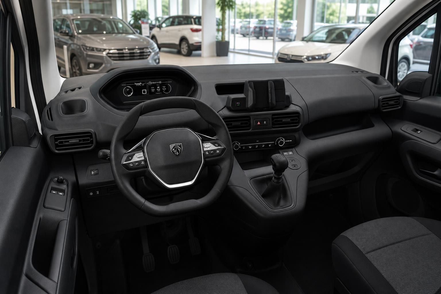 Cockpit und Armaturenbrett eines Peugeot Transporters mit Lenkrad und Schaltung