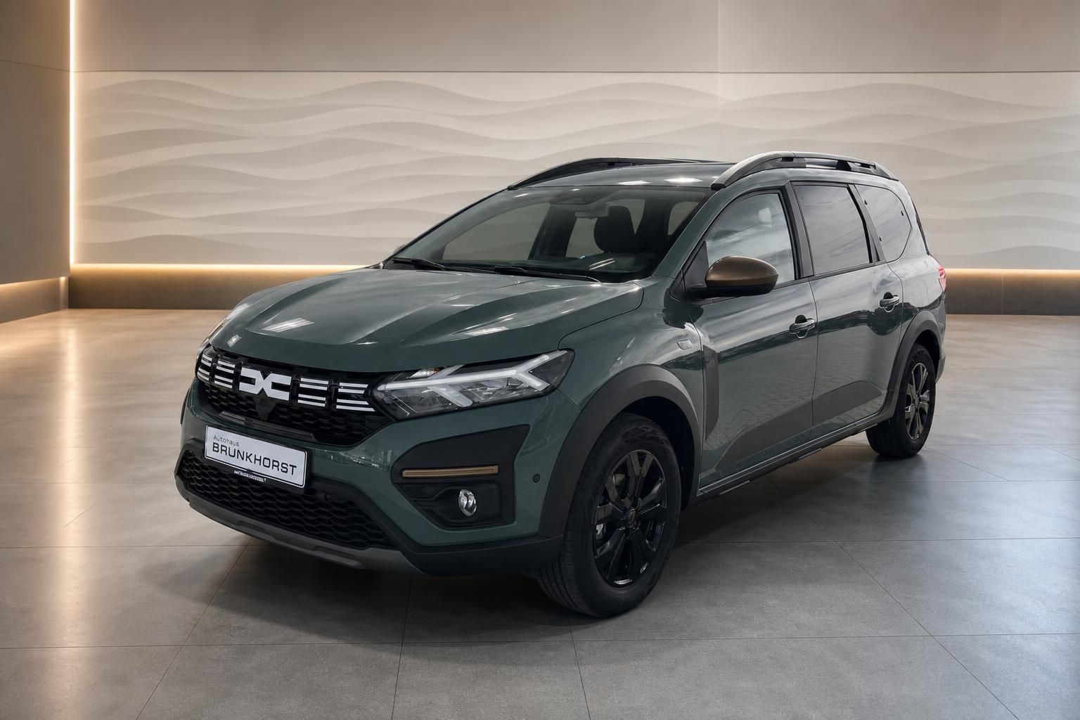 Dacia Jogger SUV in grün, Seitenansicht von vorne links im modernen Autohaus Brünkhorst