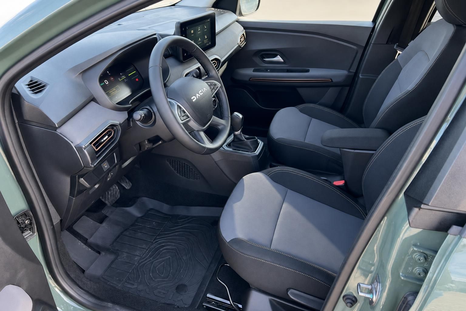 Dacia Innenraum mit zweifarbigen Sitzen, modernem Cockpit und Touchscreen-Infotainmentsystem