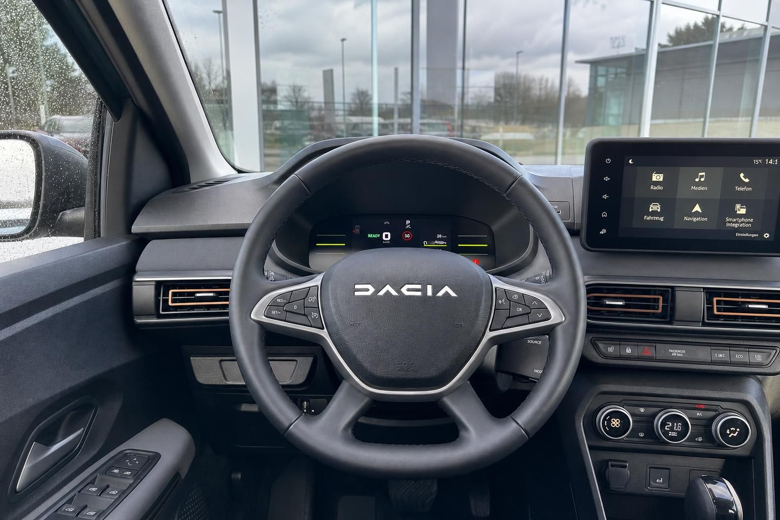 Dacia Fahrzeug Innenraum mit Lenkrad und digitalem Armaturenbrett - Cockpit Ansicht