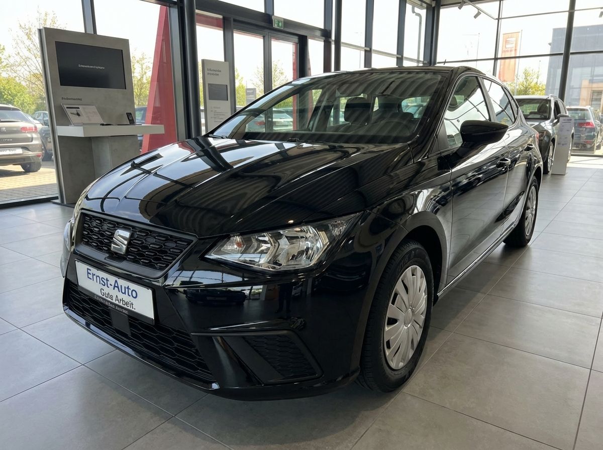Schwarzer SEAT Ibiza im Autohaus Ernst-Auto Showroom – Frontansicht