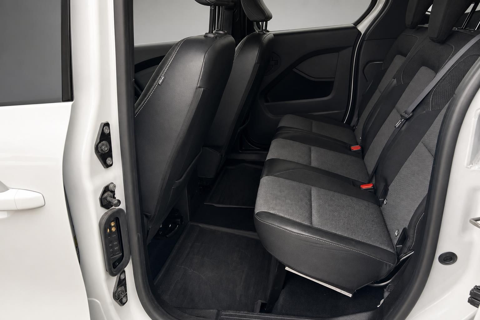 Rücksitzbank des Renault Kangoo mit geöffneter Schiebetür Innenansicht