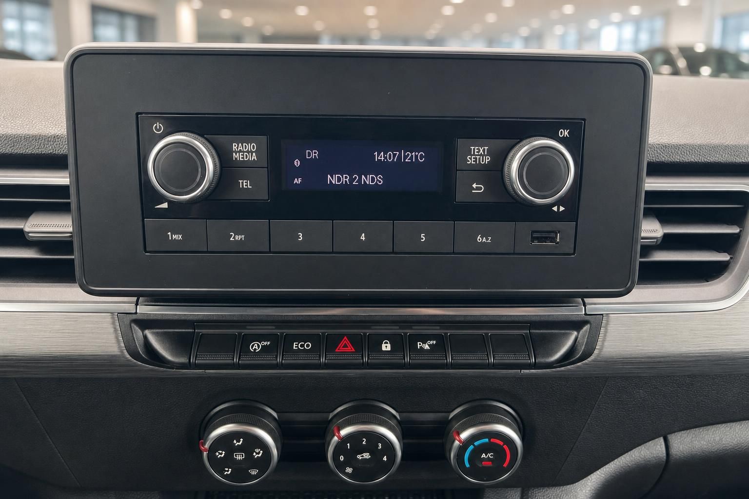 Radio und Klimabedienung im Renault Kangoo Mittelkonsole Detailansicht
