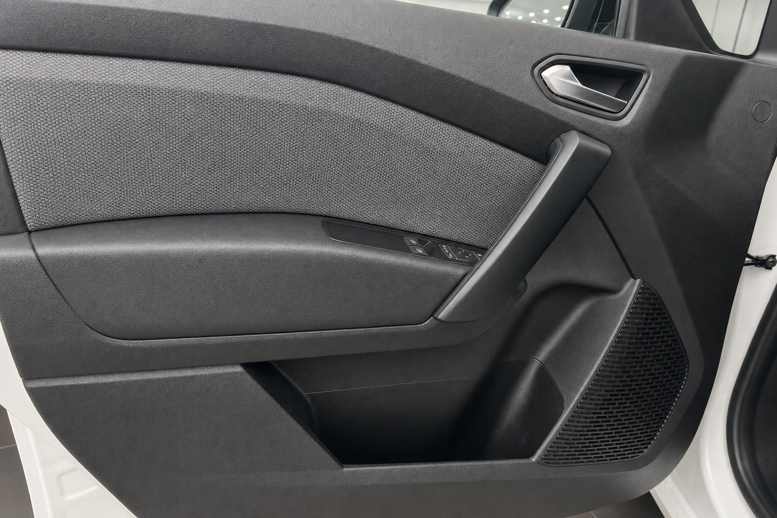 Türverkleidung des Renault Kangoo mit Fensterheber und Lautsprecher