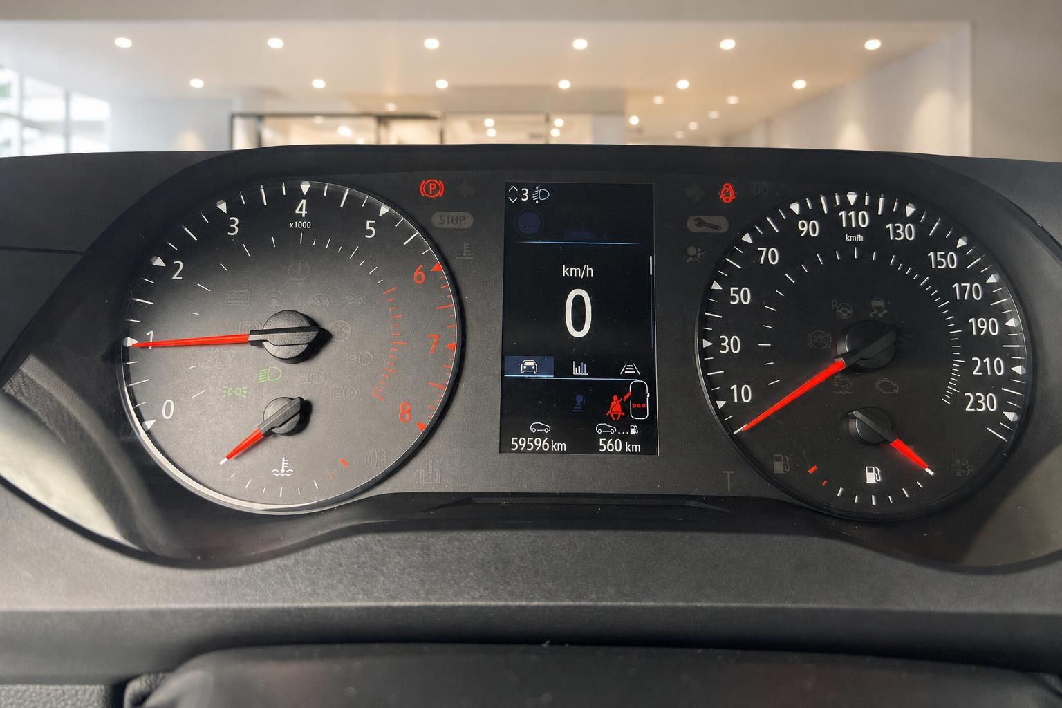 Tacho und Kombiinstrument mit Kilometerstand im Fahrzeug-Cockpit