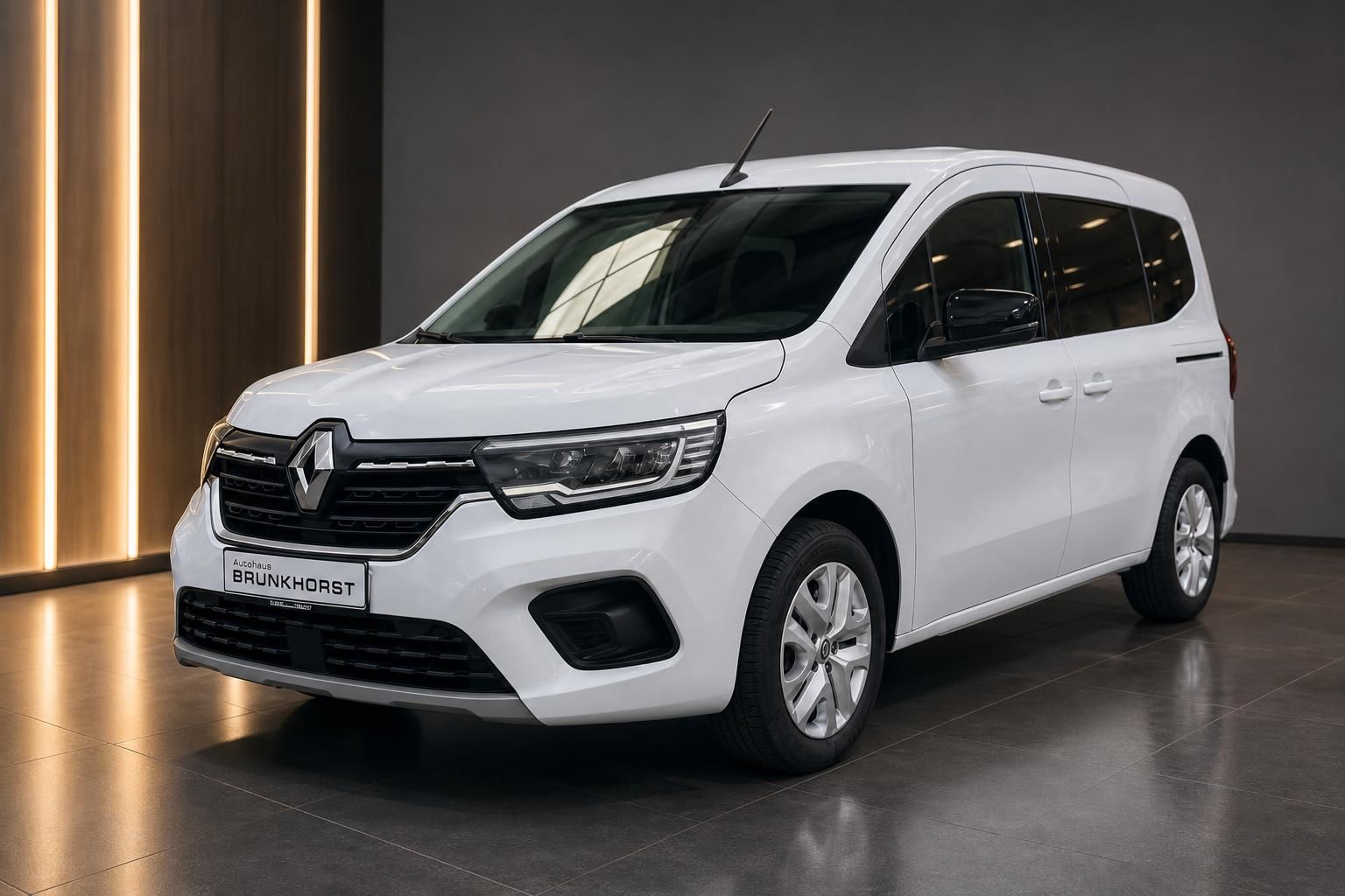 Renault Kangoo weiß Frontansicht im Autohaus Brunkhorst Showroom