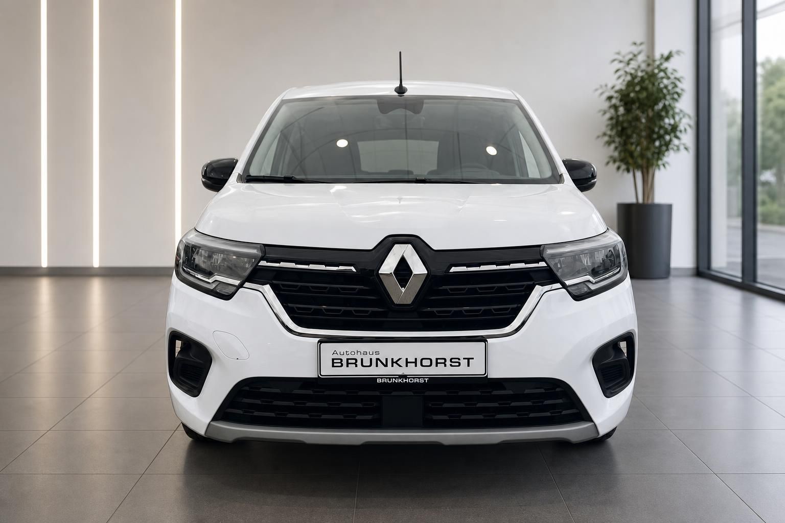 Renault Kangoo weiß Frontansicht im Autohaus Brunkhorst Showroom