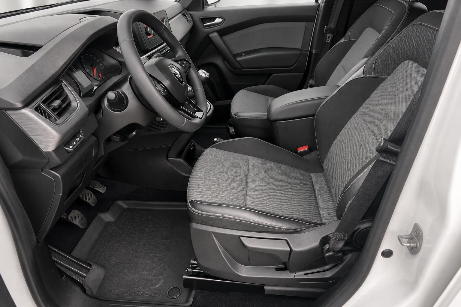 Renault Kangoo Innenraum Vordersitze und Cockpit Detailansicht