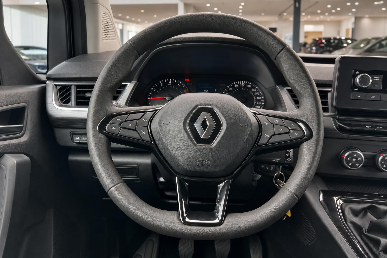 Lenkrad und Cockpit des Renault Kangoo mit Multifunktionstasten