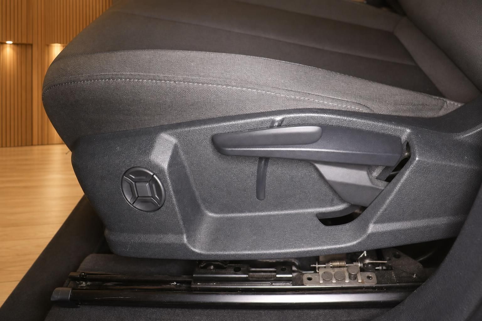 Sitzverstellung und Schienenmechanik im Audi Fahrzeuginnenraum