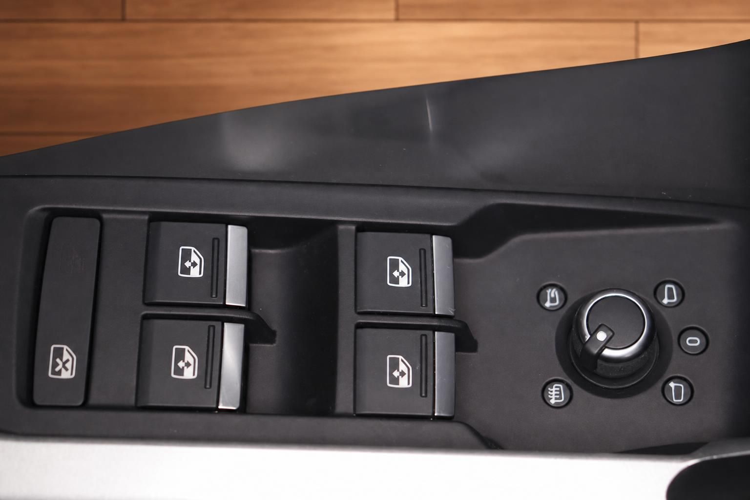 Fensterheberschalter und Spiegeleinstellung im Audi Innenraum Detail