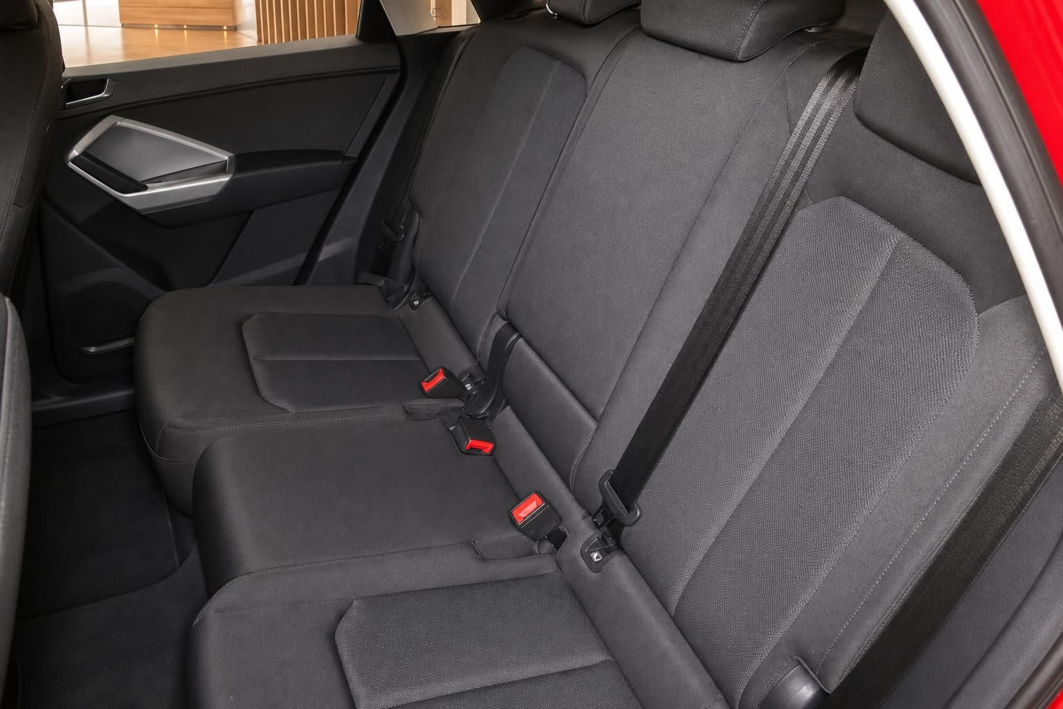 Rücksitze mit Sicherheitsgurten im Audi Innenraum Nahaufnahme