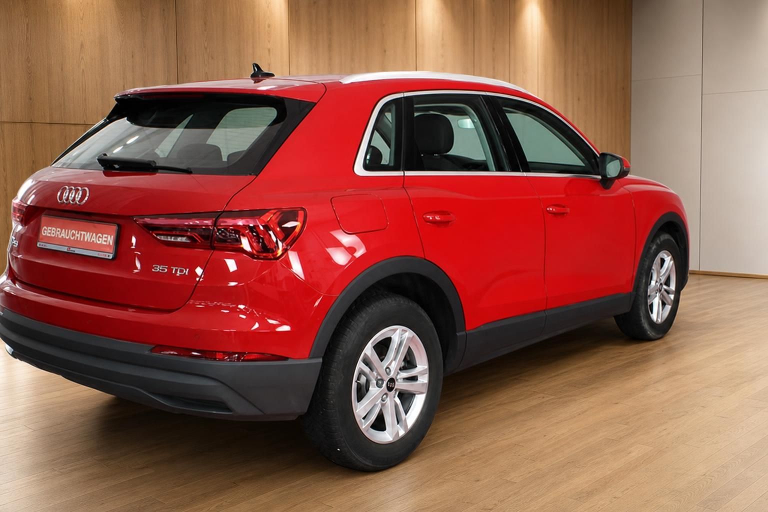 Audi Q3 35 TDI rot, Heckansicht im Showroom