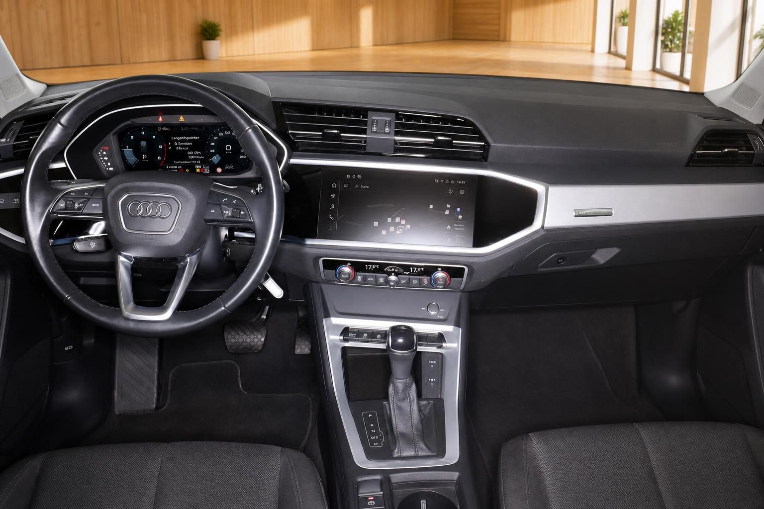 Audi Q3 Cockpit mit Lenkrad, Digitaltacho und Automatikschaltung