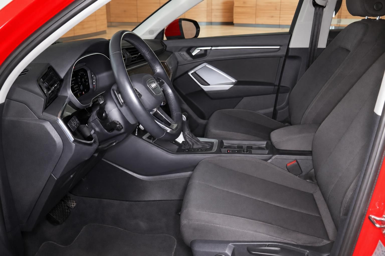 Audi Innenraum in Rot mit Blick auf Fahrersitz und Cockpit