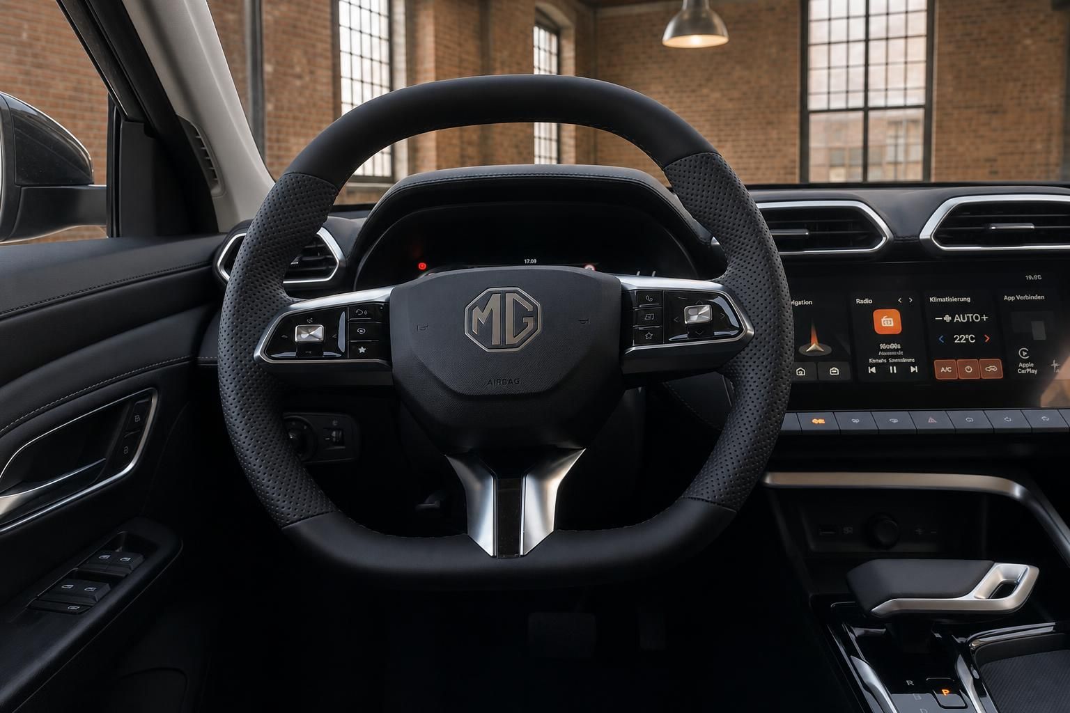 MG Lenkrad Nahaufnahme mit Bedienelementen und Display