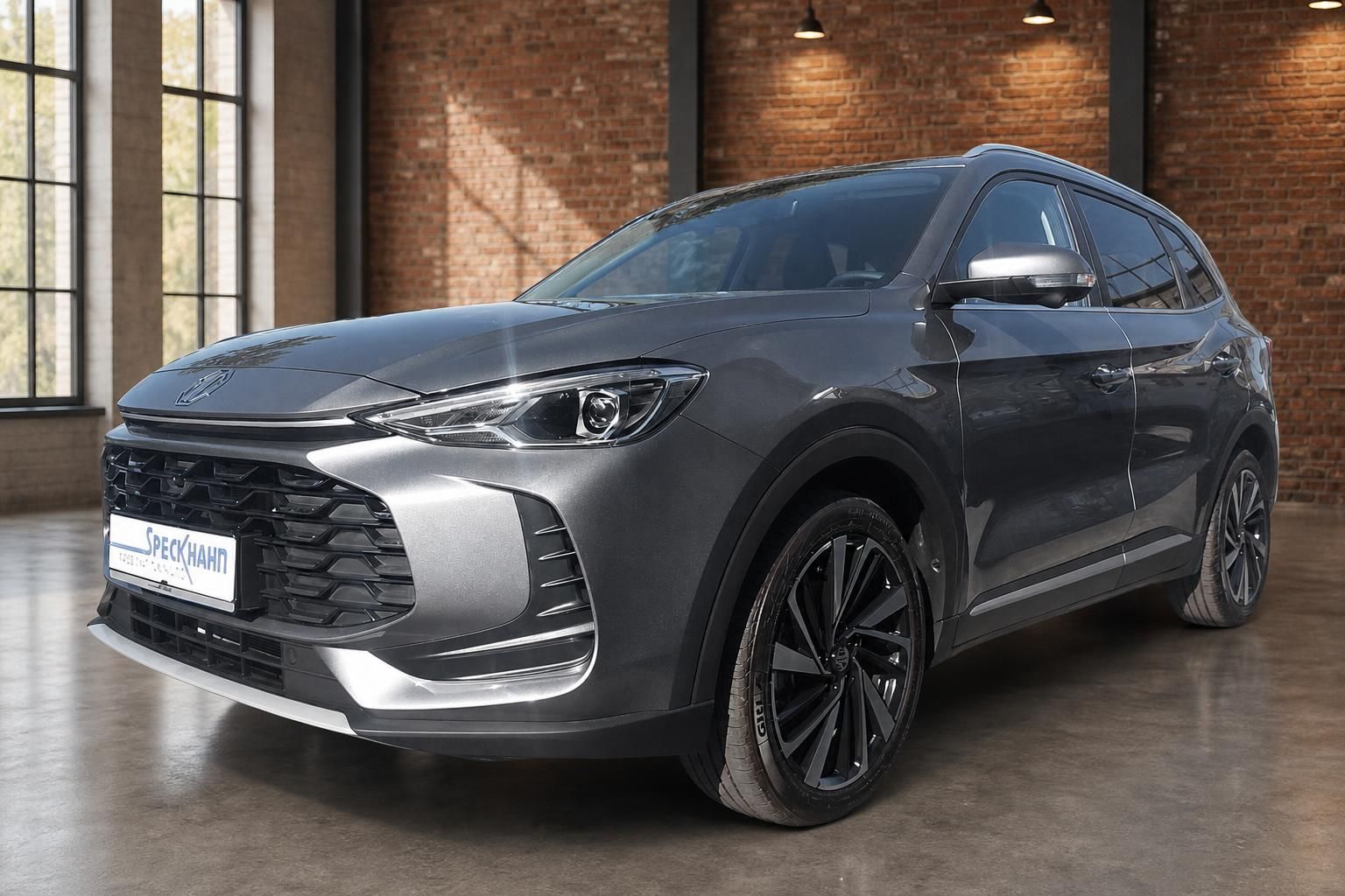 MG SUV in Grau, Frontansicht schraeg, Alufelgen im Detail