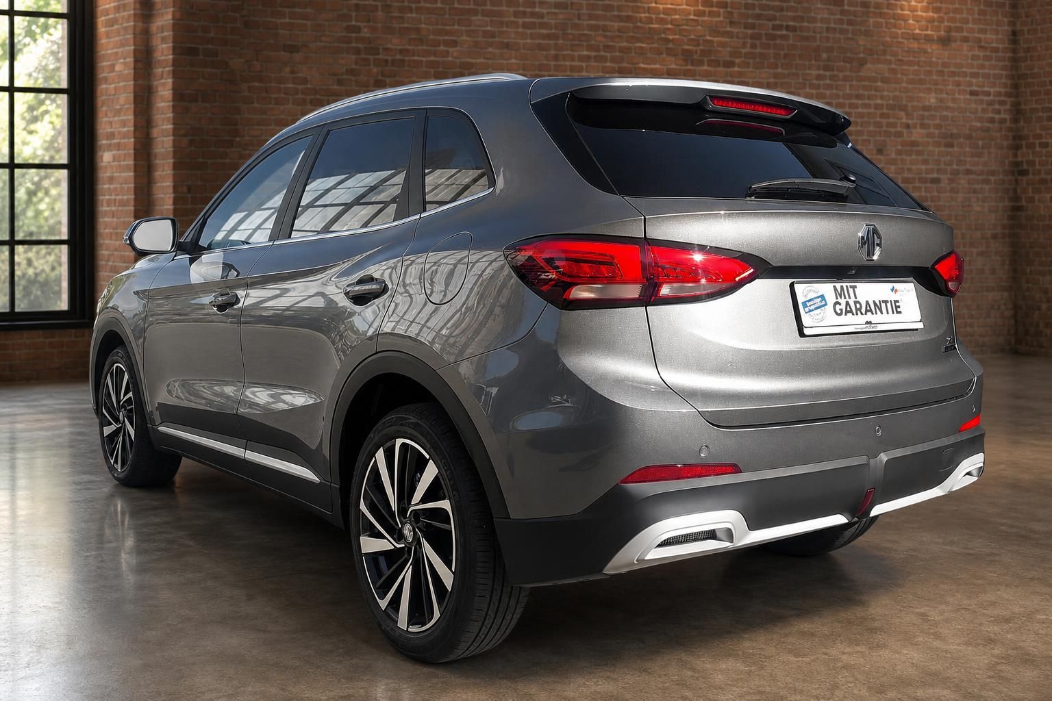 MG SUV Grau, Heckansicht schraeg mit Panoramaglasdach