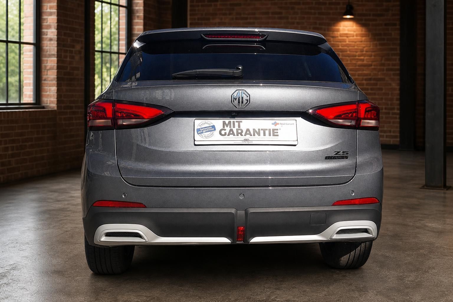MG ZS Hybrid+ in Grau, Heckansicht in Loftambiente
