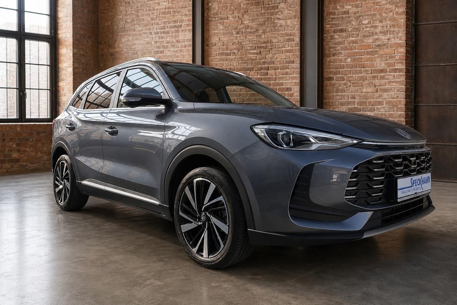 MG SUV in Grau, Frontansicht schraeg im Industrieloft