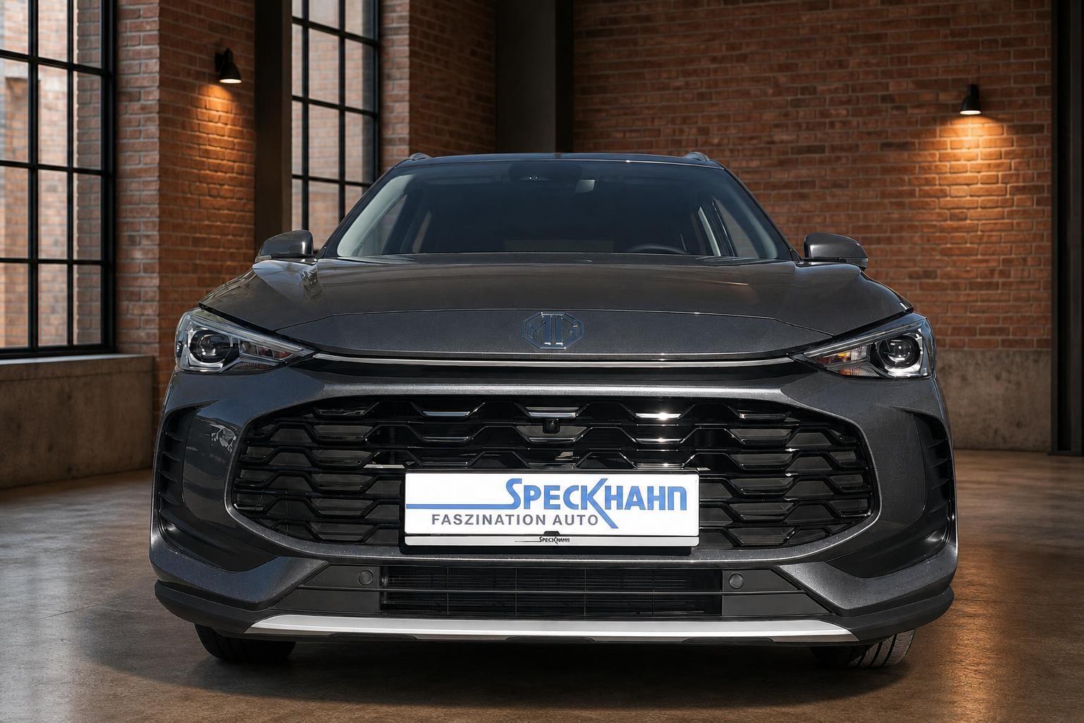 MG SUV Frontansicht grau mit Kuehlergrill und LED-Scheinwerfer
