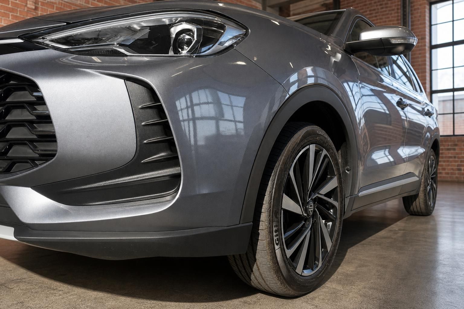 MG SUV Frontansicht Detail Scheinwerfer und Felge