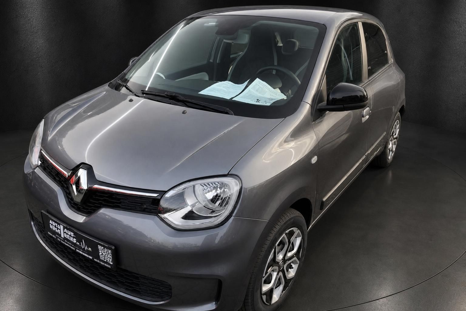 Renault Twingo grau Frontansicht mit Kühlergrill im Studio
