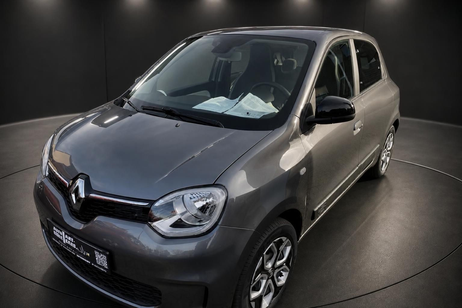 Renault Twingo grau metallic Frontansicht schräg im Autohaus