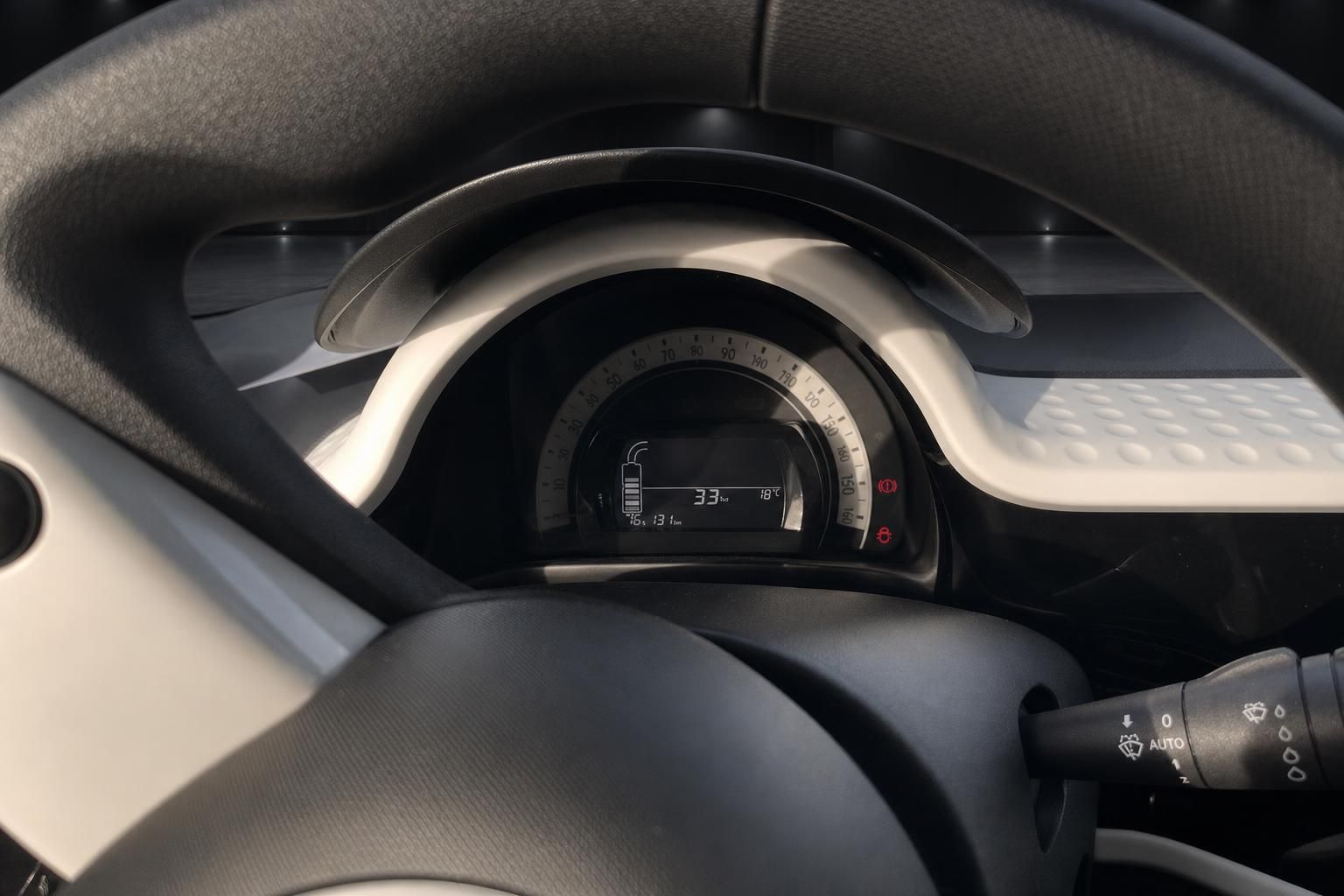 Renault Twingo Tachoanzeige und Lenkrad Detailansicht