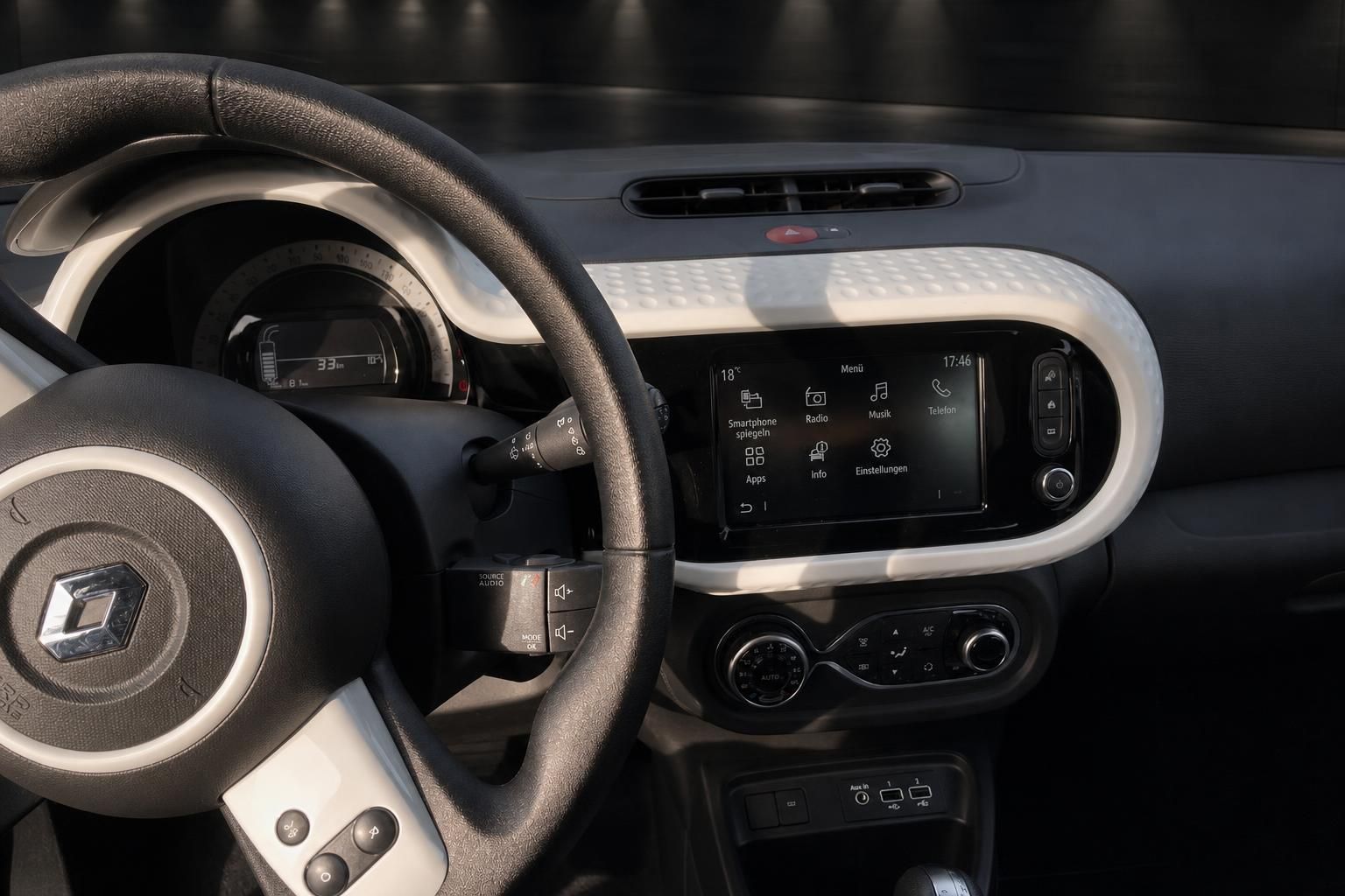 Renault Twingo Cockpit mit Lenkrad und Touchscreen Infotainment