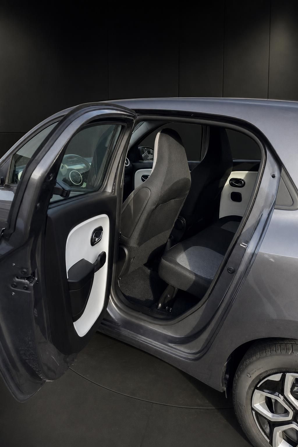 Renault Twingo Electric Innenraum mit geoeffneter Tuer und Rueckbank