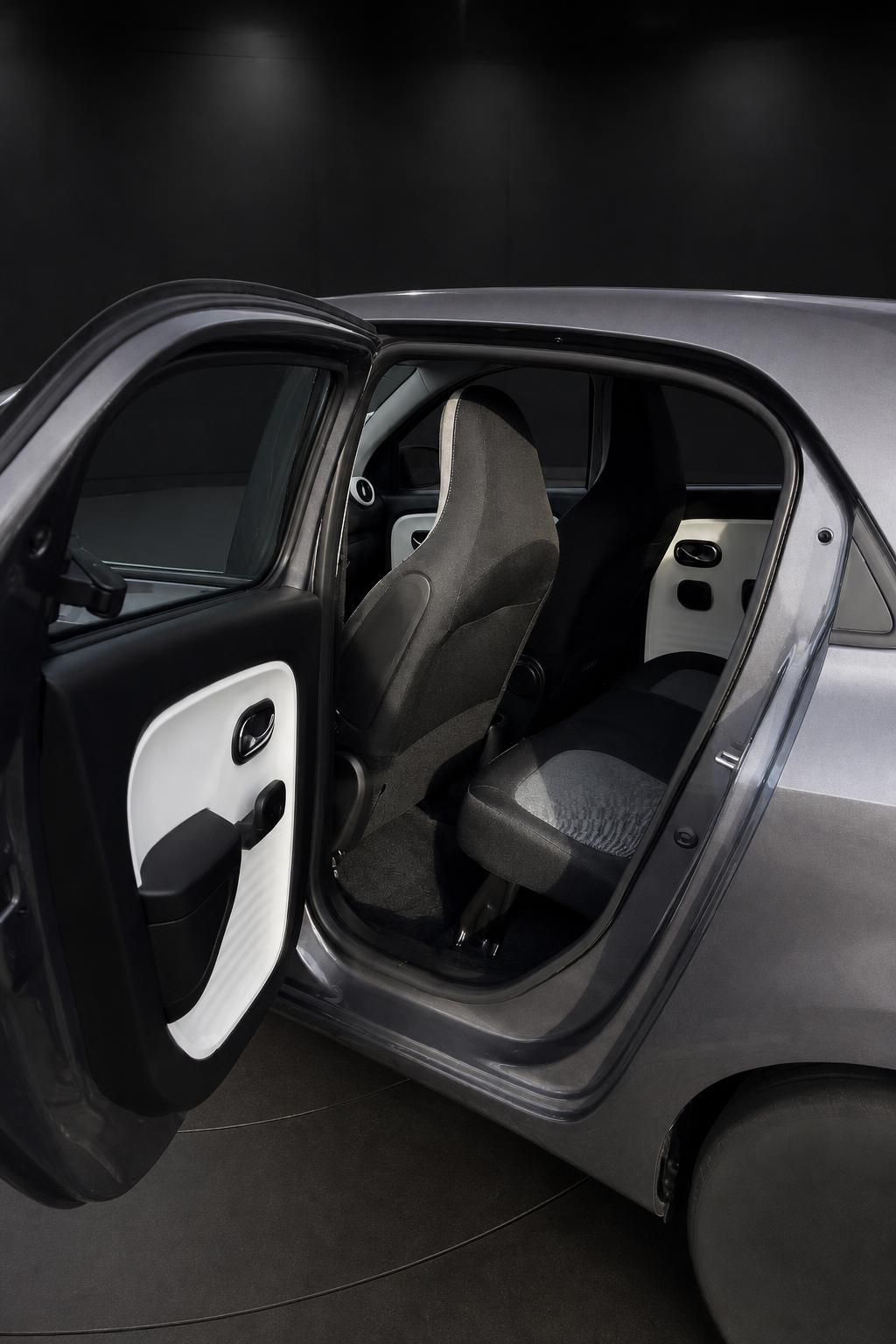 Renault Twingo Electric Rueckbank durch geoeffnete Fahrertuer