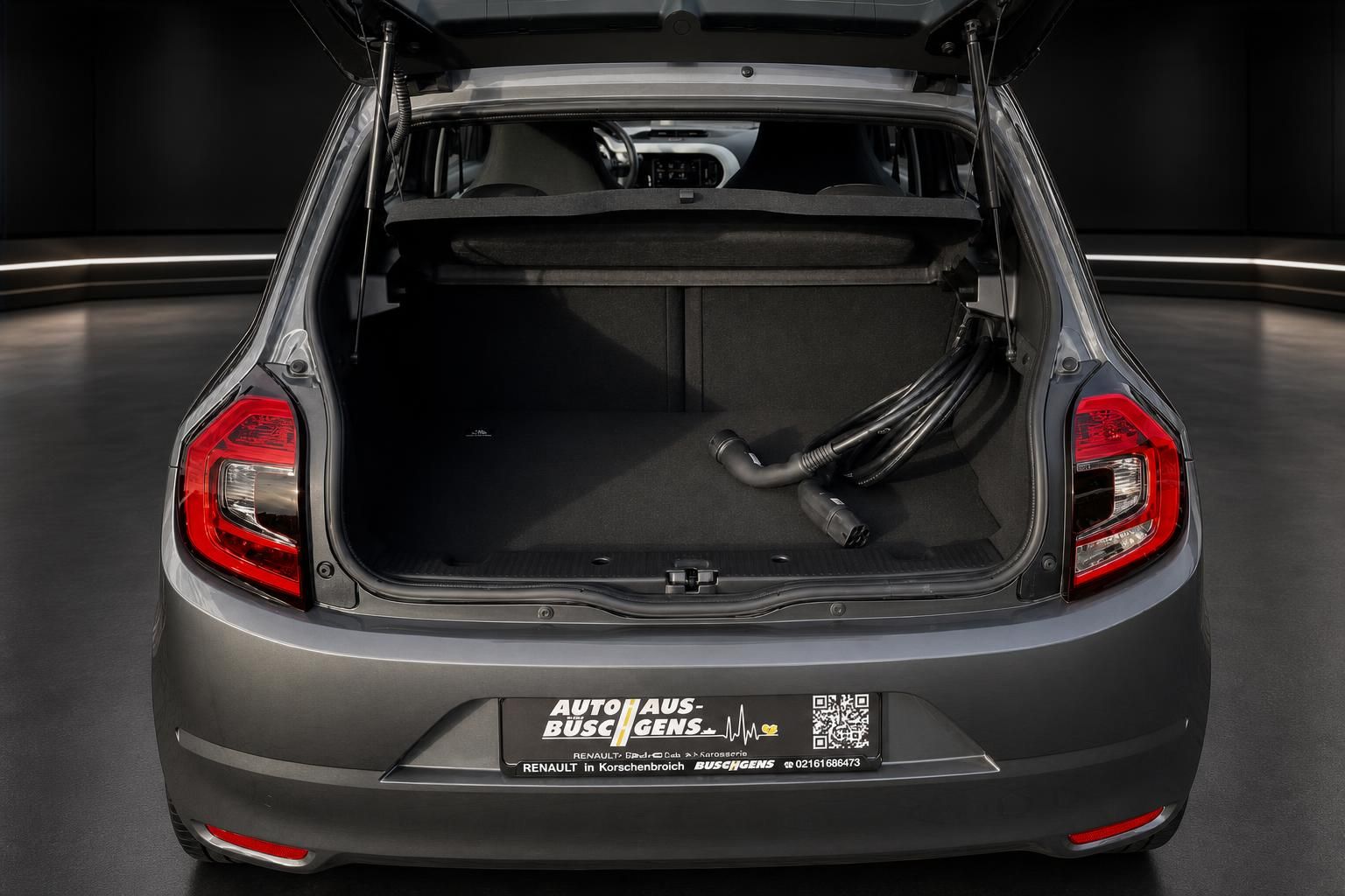 Renault Twingo Electric Kofferraum mit Ladekabel geoeffnet