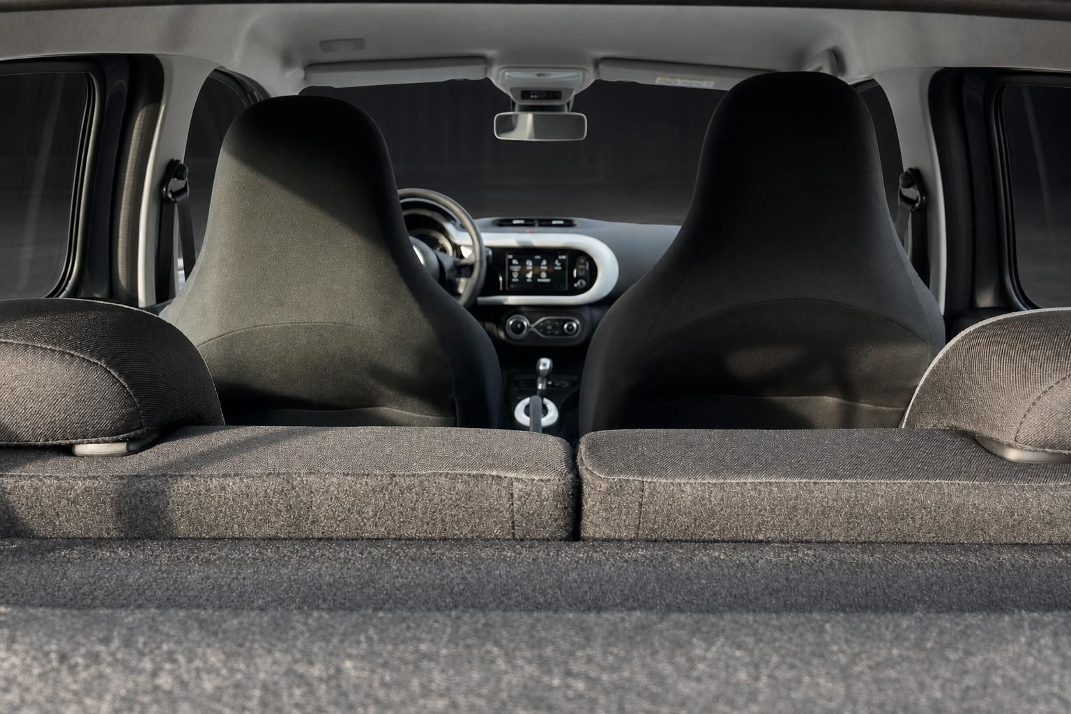 Renault Twingo Electric Innenraum mit Blick auf Cockpit und Sitze