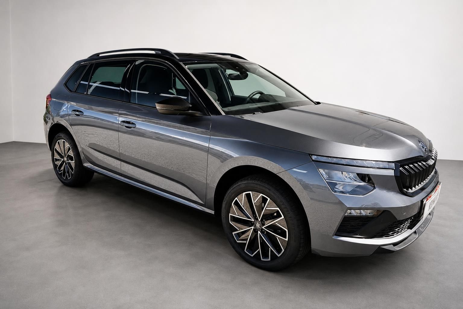Škoda Kamiq Neuwagen Frontansicht schräg in Grau Metallic