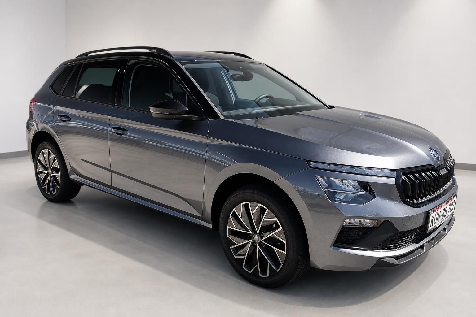 Škoda Kamiq SUV grau, Frontansicht schräg im Showroom