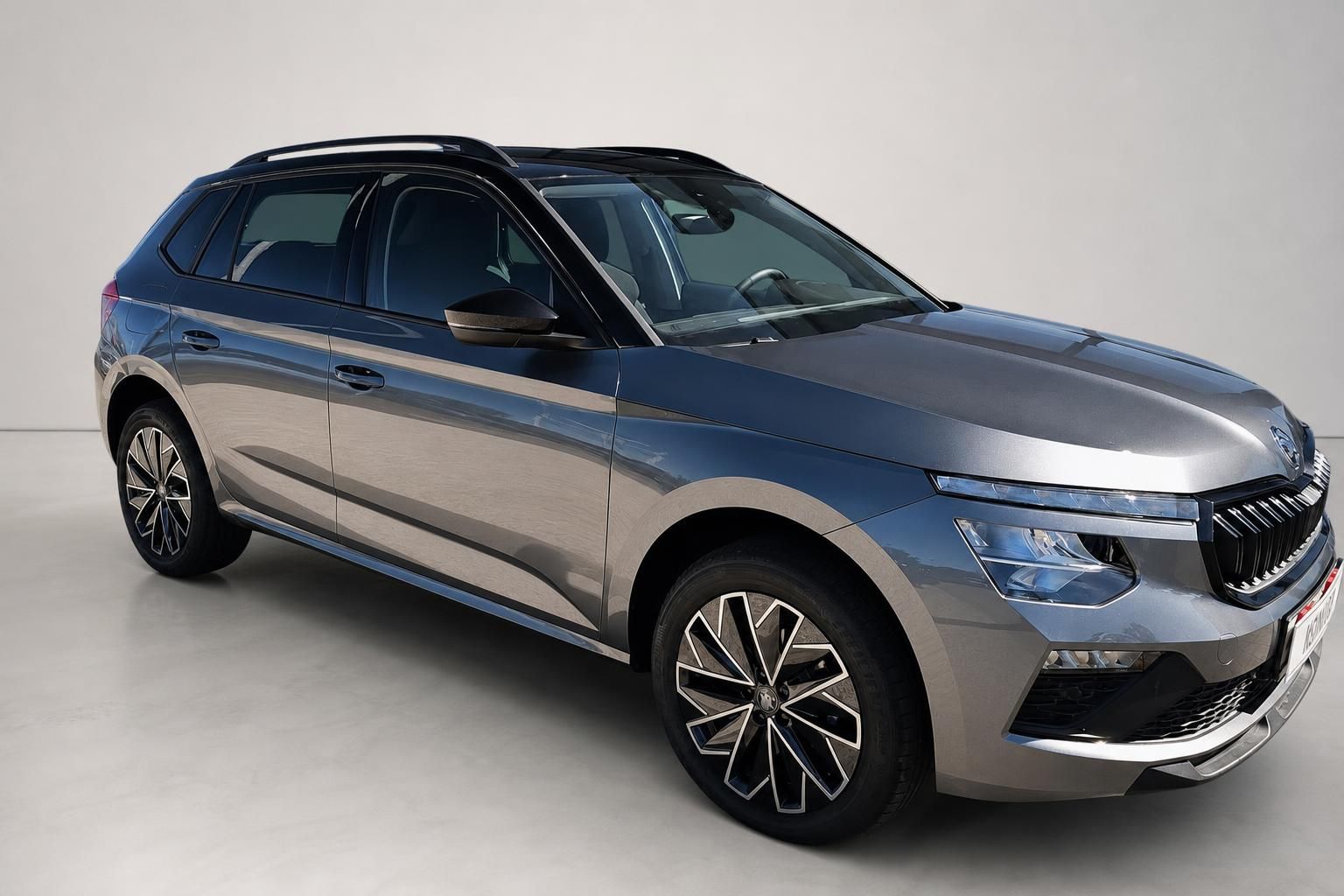 Škoda Kamiq SUV in Grau, Seitenansicht schräg vorne