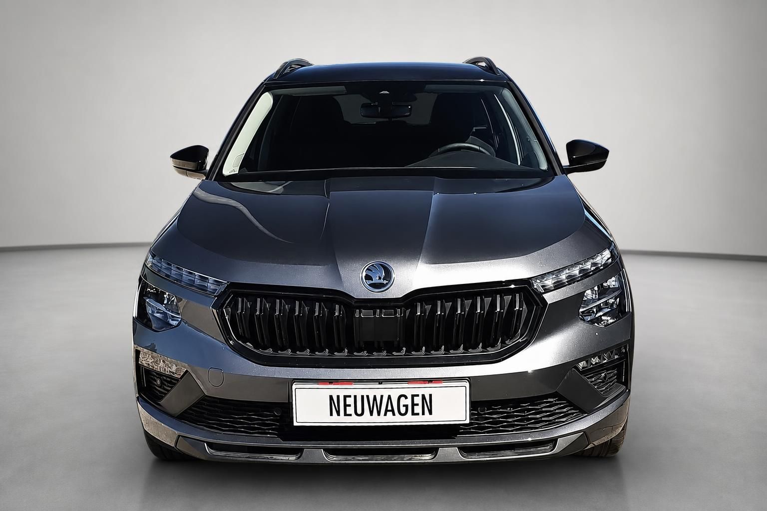 Škoda Kamiq SUV in Grau, Frontansicht im Studio