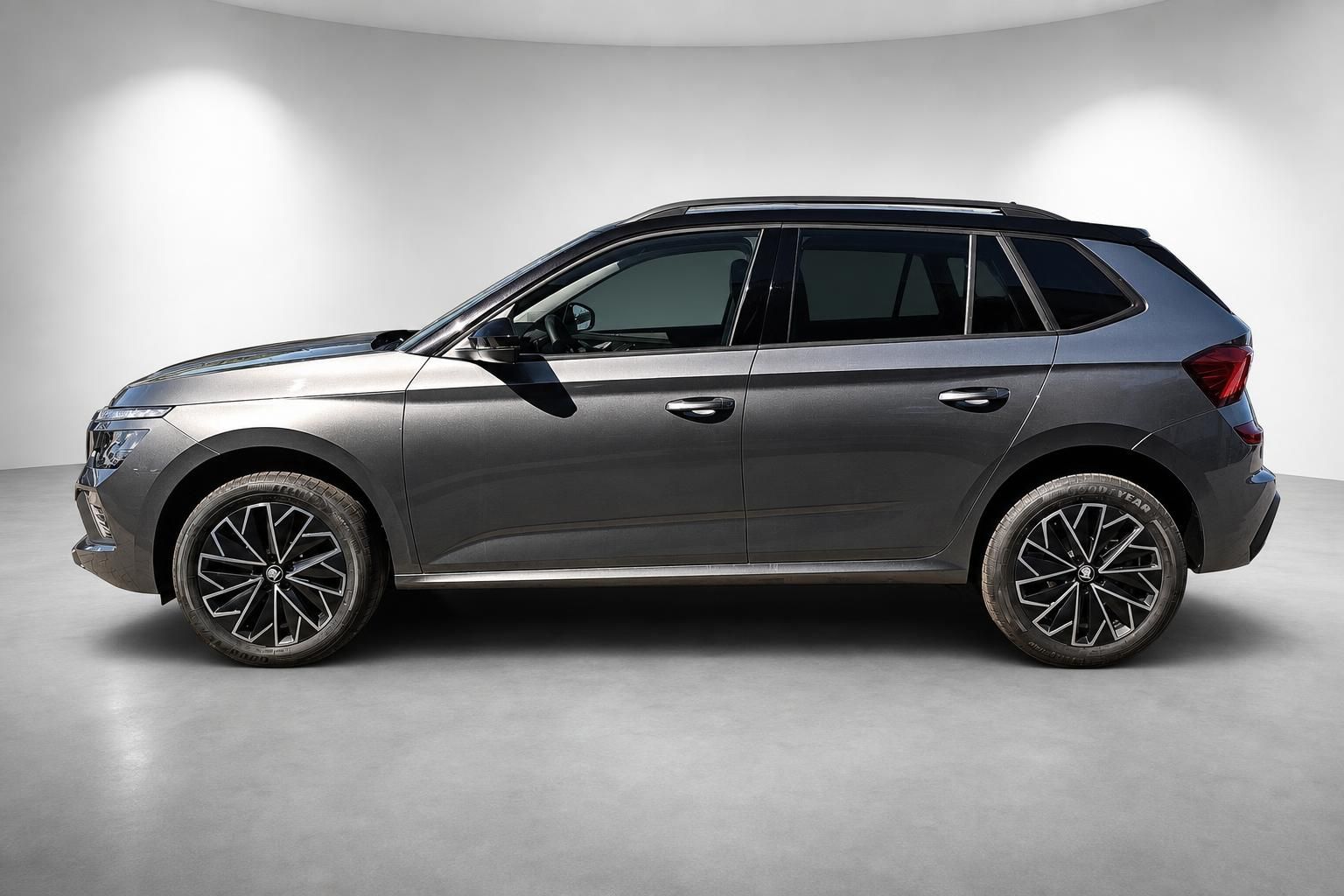Škoda Kamiq in Grau, seitliche Profilansicht im Studio