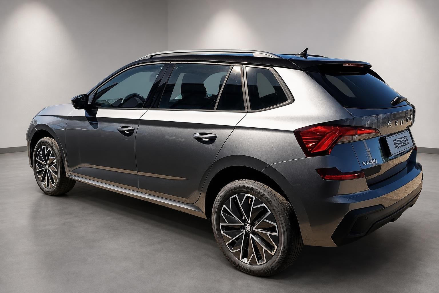 Škoda Kamiq Neuwagen Heck-Seitenansicht in Grau Metallic