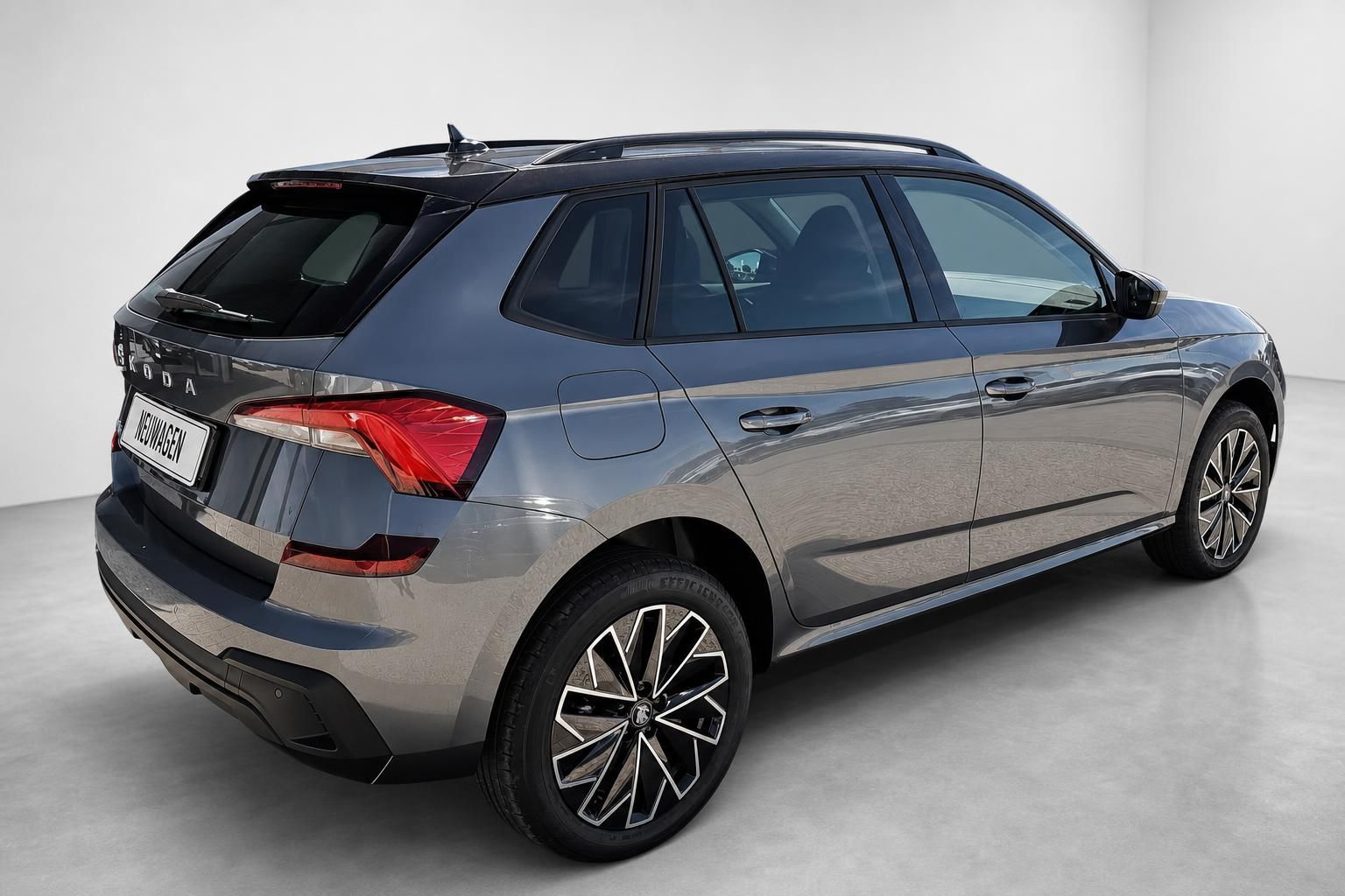 Škoda Kamiq Neuwagen Heck-Seitenansicht in Grau Metallic
