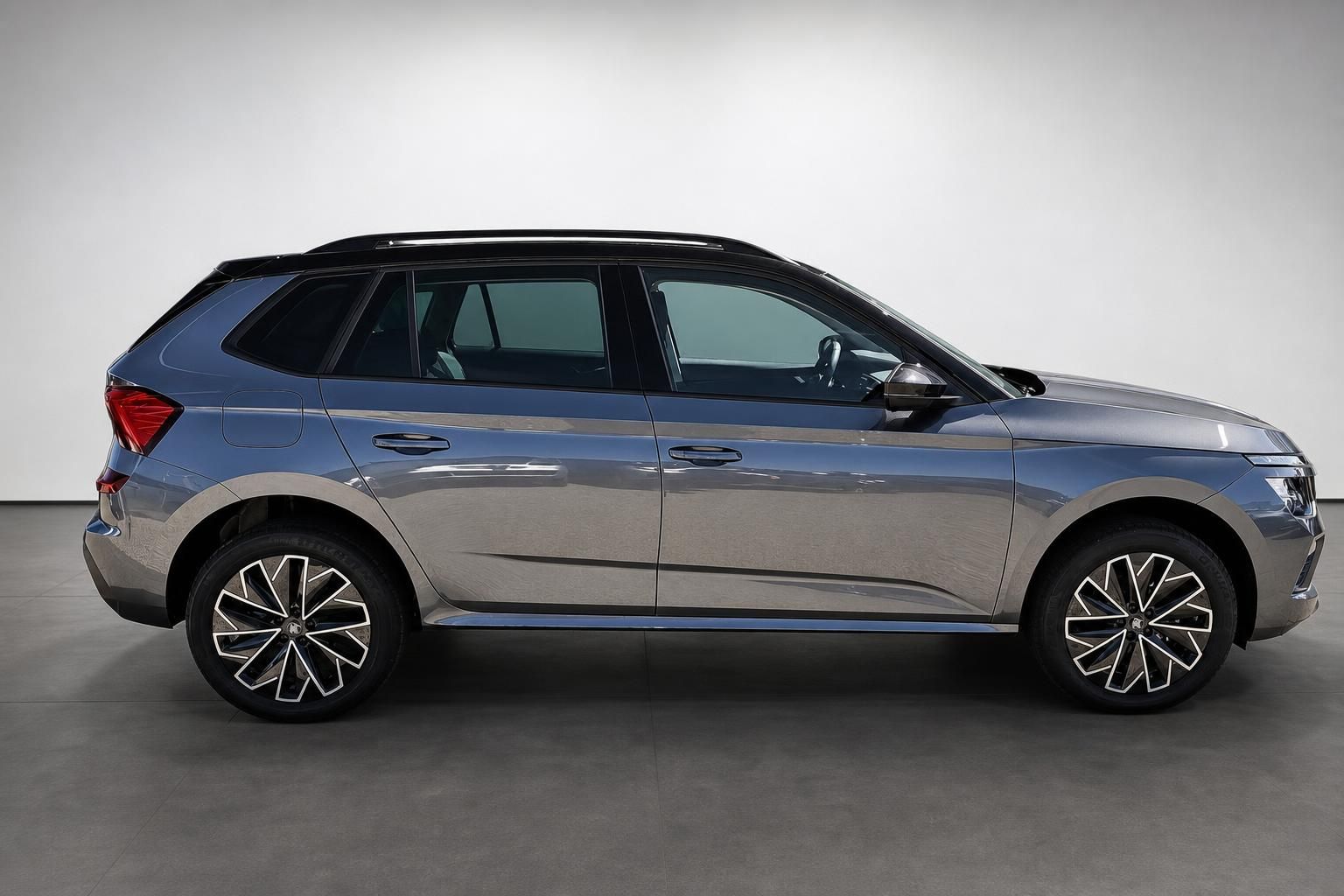 Škoda Kamiq Neuwagen Seitenansicht in Grau mit Alufelgen