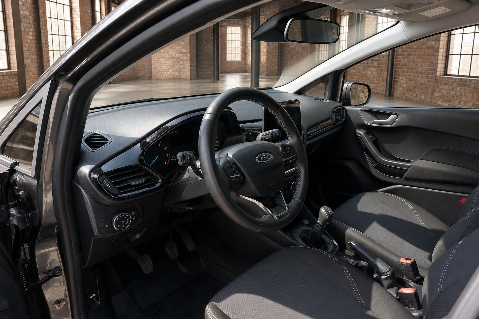 Ford Fiesta Innenraum mit Cockpit, Lenkrad und Schaltung