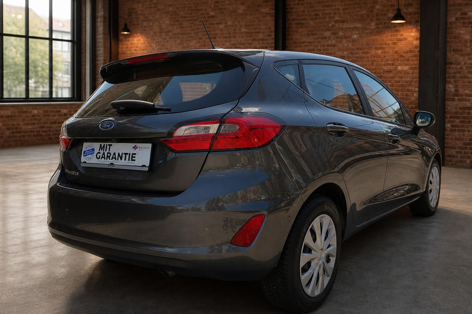 Ford Fiesta grau Heckansicht seitlich in Loft mit Backsteinmauer