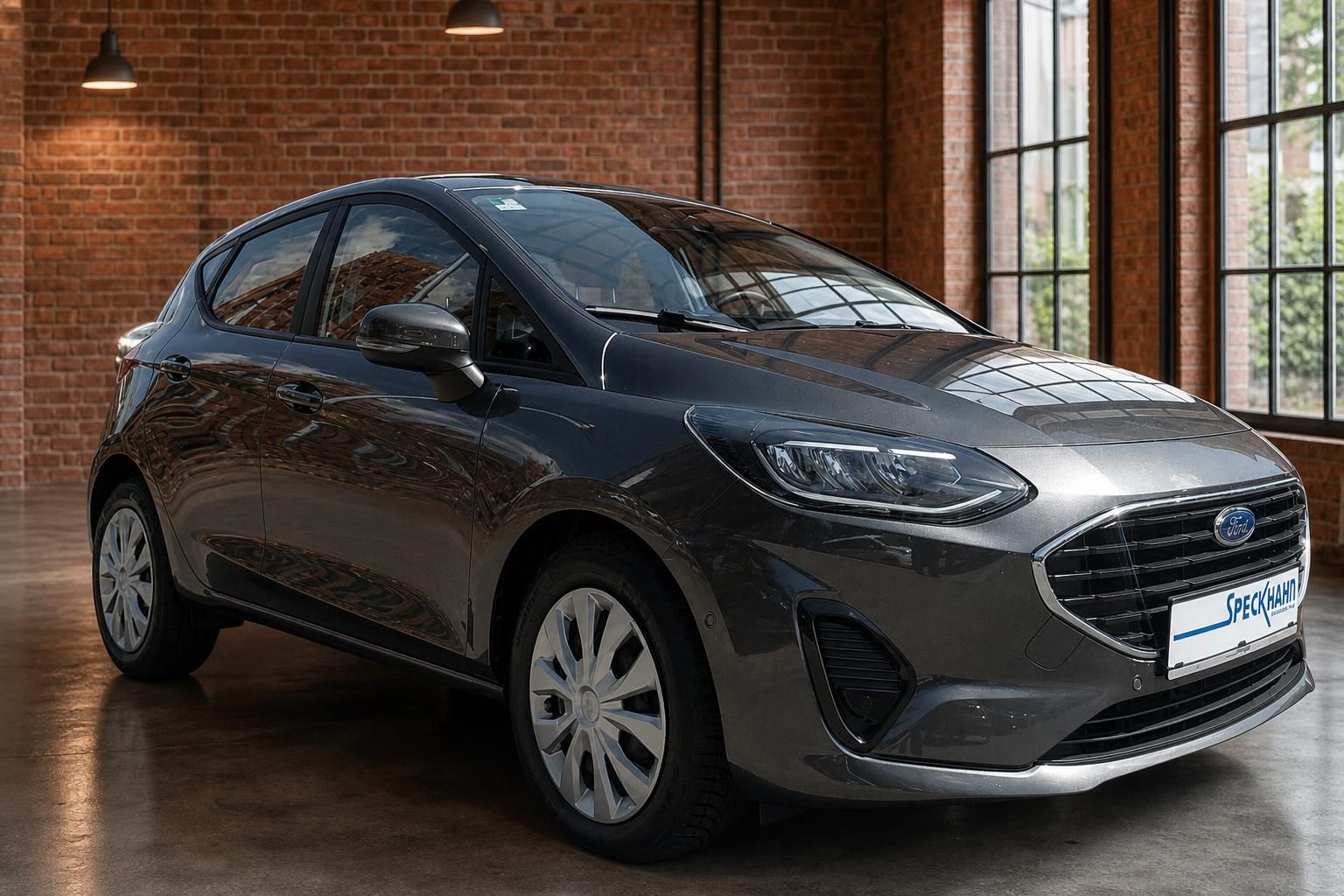 Ford Fiesta grau metallic Frontansicht in Halle mit Backsteinwand