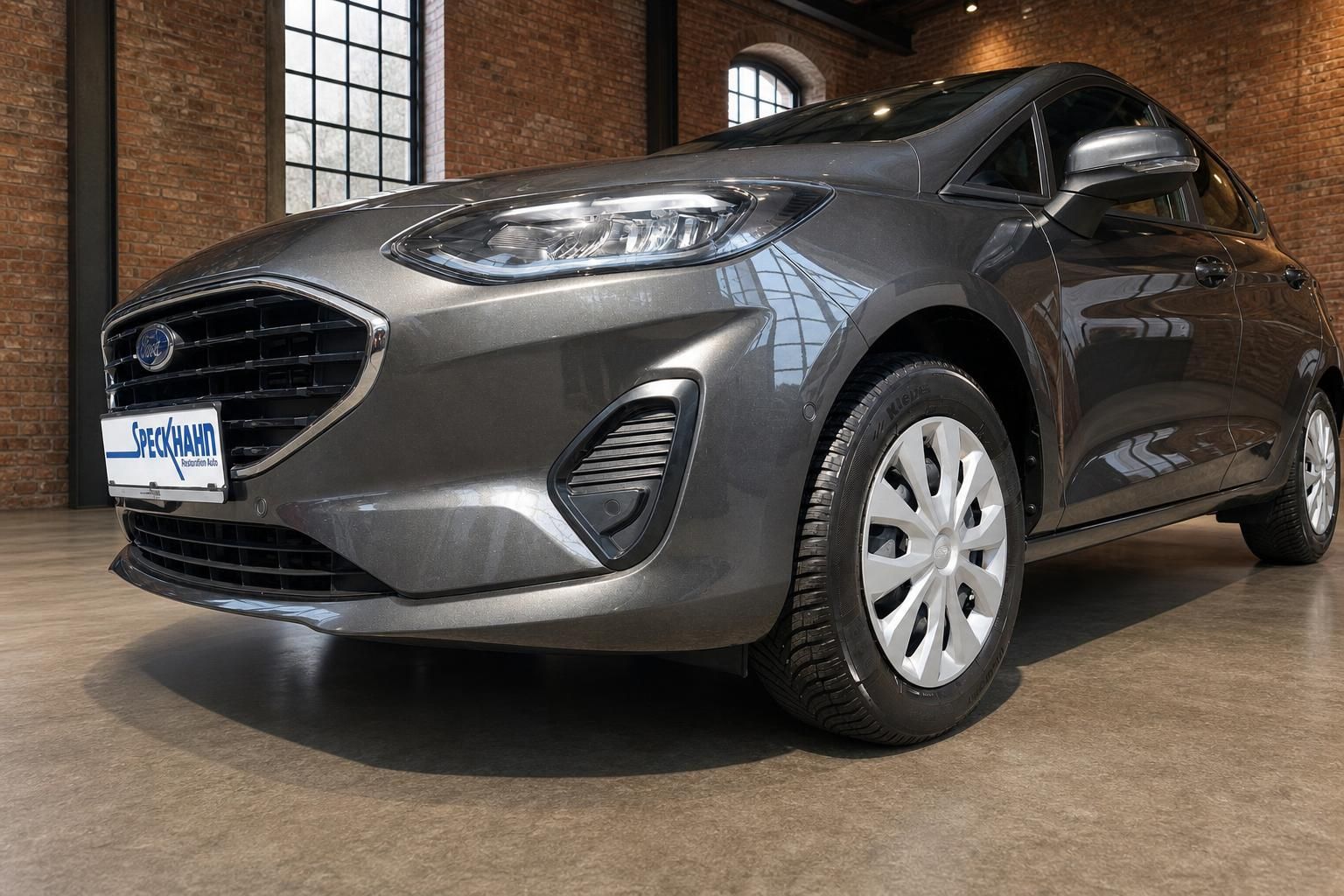 Ford Fiesta grau Frontansicht seitlich mit Scheinwerfer und Felge